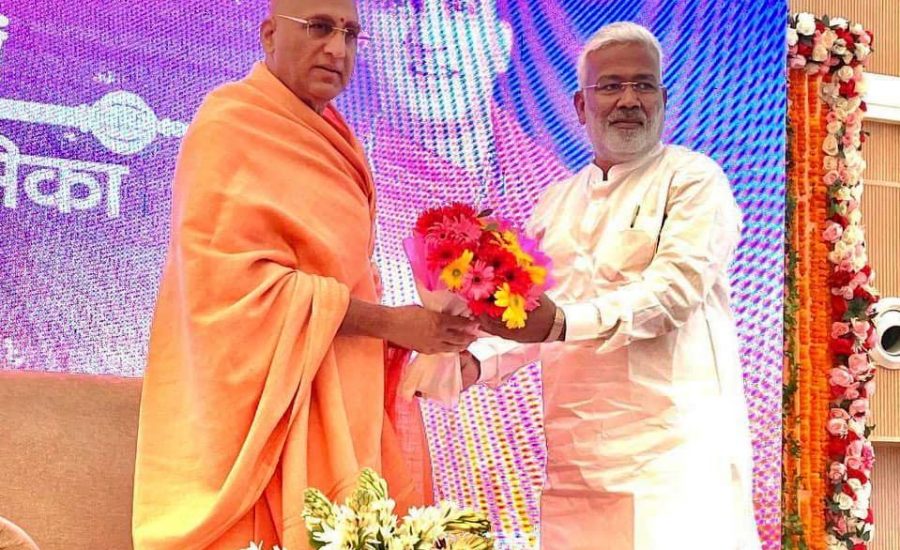 लखनऊ में जूनापीठाधीश्वर आचार्य महामंडलेश्वर परम पूज्य श्री अवधेशानंद गिरि जी महाराज से एक कार्यक्रम के दौरान आत्मीय भेंट कर उनका आशीर्वाद प्राप्त किया।