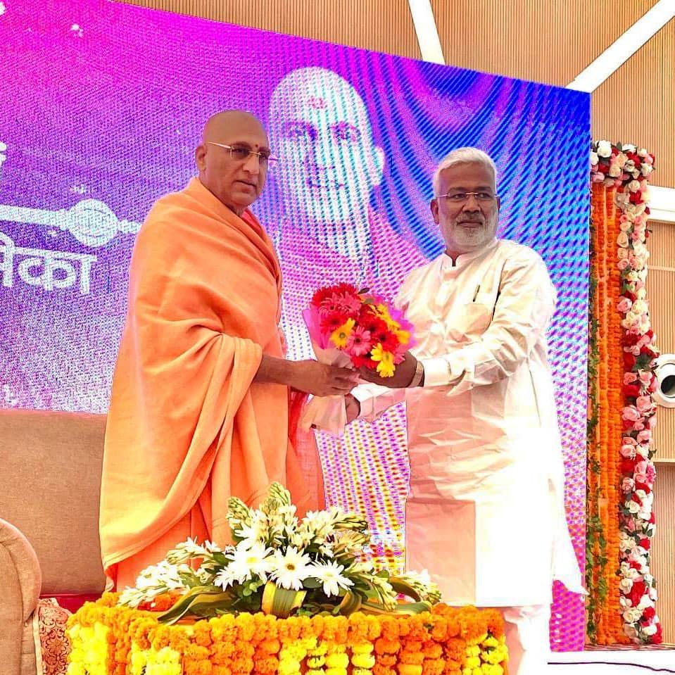 लखनऊ में जूनापीठाधीश्वर आचार्य महामंडलेश्वर परम पूज्य श्री अवधेशानंद गिरि जी महाराज से एक कार्यक्रम के दौरान आत्मीय भेंट कर उनका आशीर्वाद प्राप्त किया।