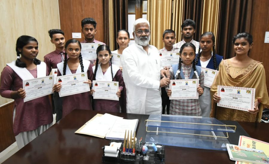 पतंजलि योग समिति द्वारा आजदी के अमृत महोत्सव के उपलक्ष्य में ‘अन्तराष्ट्रीय योग दिवस’ पर आयोजित योगाभ्यास कार्यक्रम में उत्तम प्रदर्शन करने वाले छात्र-छात्राओं को सम्मानित किया