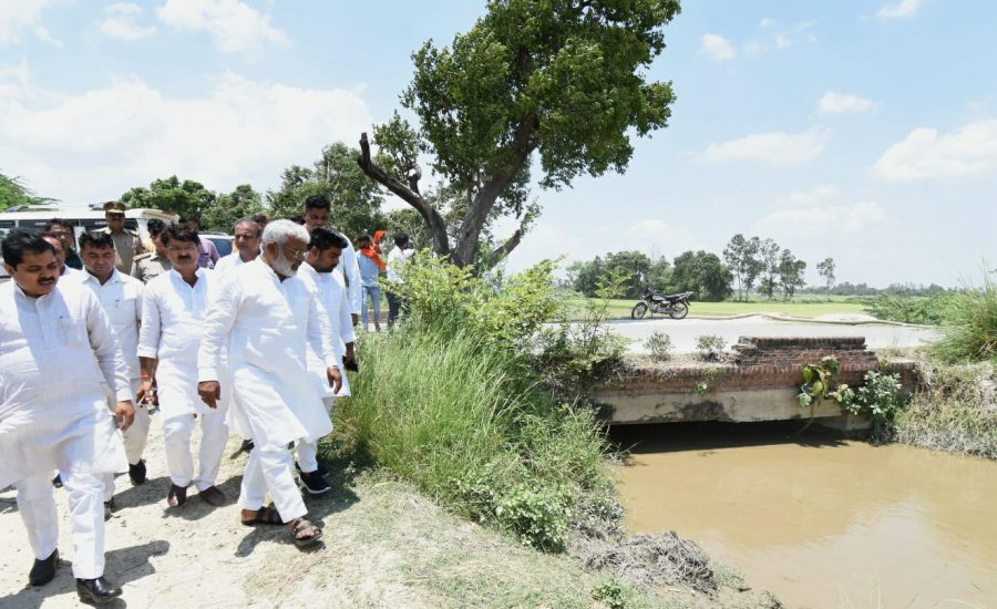 अमेठी में सामऊ रजवाहा का निरीक्षण स्थानीय लोगों से सिंचाई के लिए पानी की सप्लाई को लेकर जानकारी ली