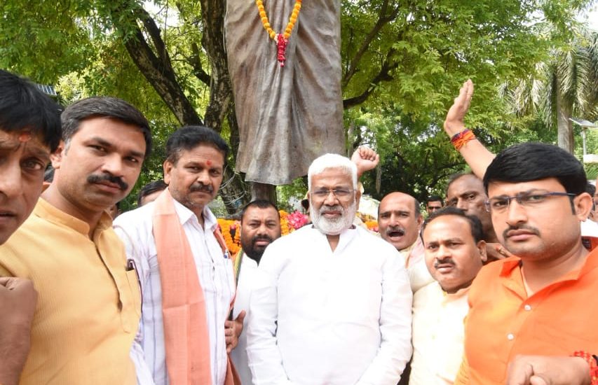 प्रयागराज में भारतीय स्वतंत्रता संग्राम के महान क्रांतिकारी अमर शहीद चंद्रशेखर आज़ाद जी की जयंती पर उनकी प्रतिमा पर माल्यार्पण कर पुष्पांजलि अर्पित की।