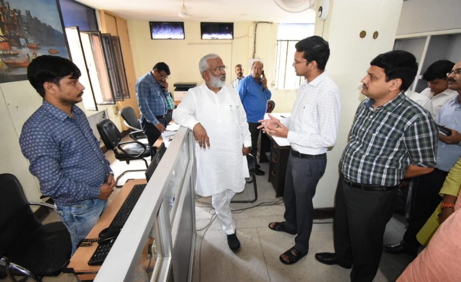 Inspected the attendance and cleanliness in the offices of Varanasi, Vikas Bhawan