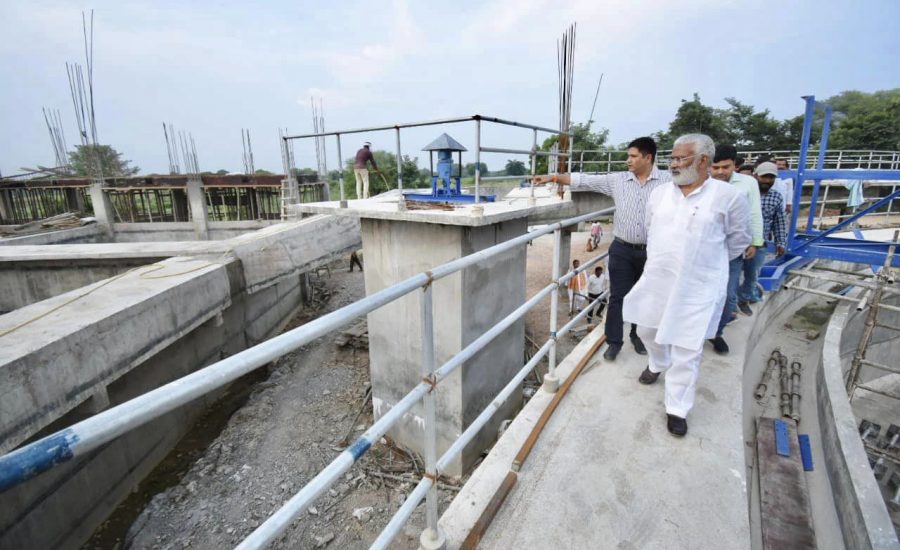 झांसी का निरीक्षण किया।