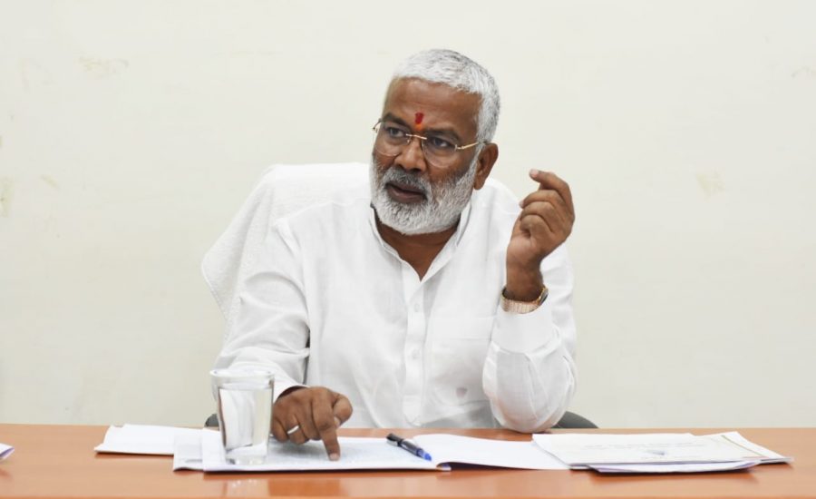 झांसी में विभागीय अधिकारियों के साथ समीक्षा बैठक की।