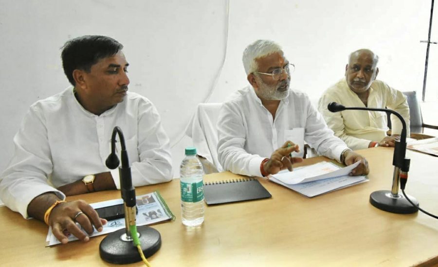 मिर्जापुर में मण्डल एवं जिला के अधिकारियों के साथ बैठक कर सिंचाई, ग्रामीण जलापूर्ति इत्यादि से संबंधित योजनाओं की समीक्षा की।