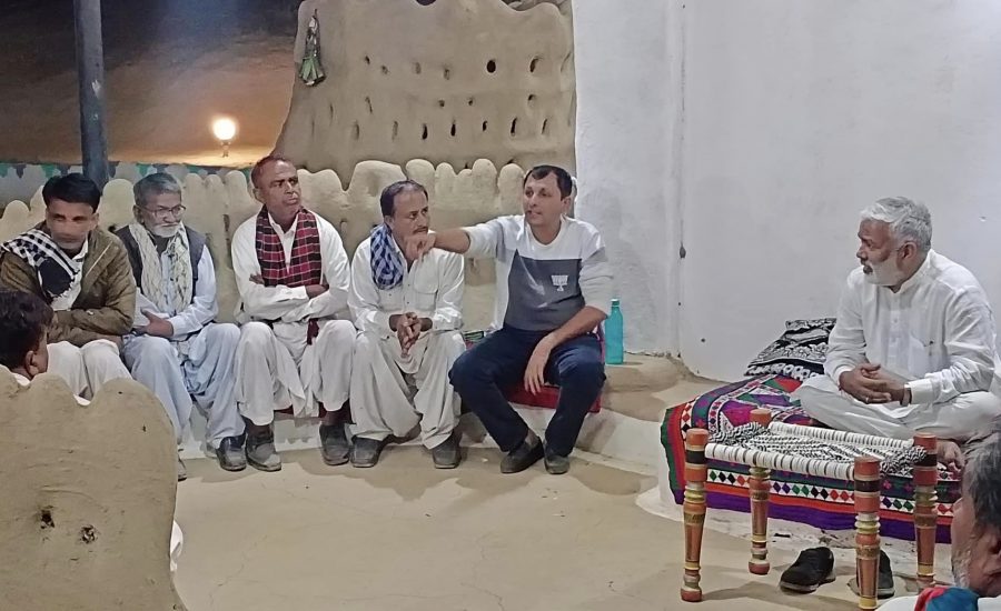 भुज के निकट स्थित होडका ग्राम में कार्यकर्ताओं के साथ बैठक की।